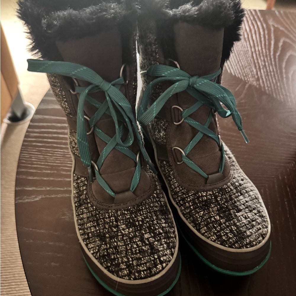 Sorel Women's Gray and Teal Winter Boots